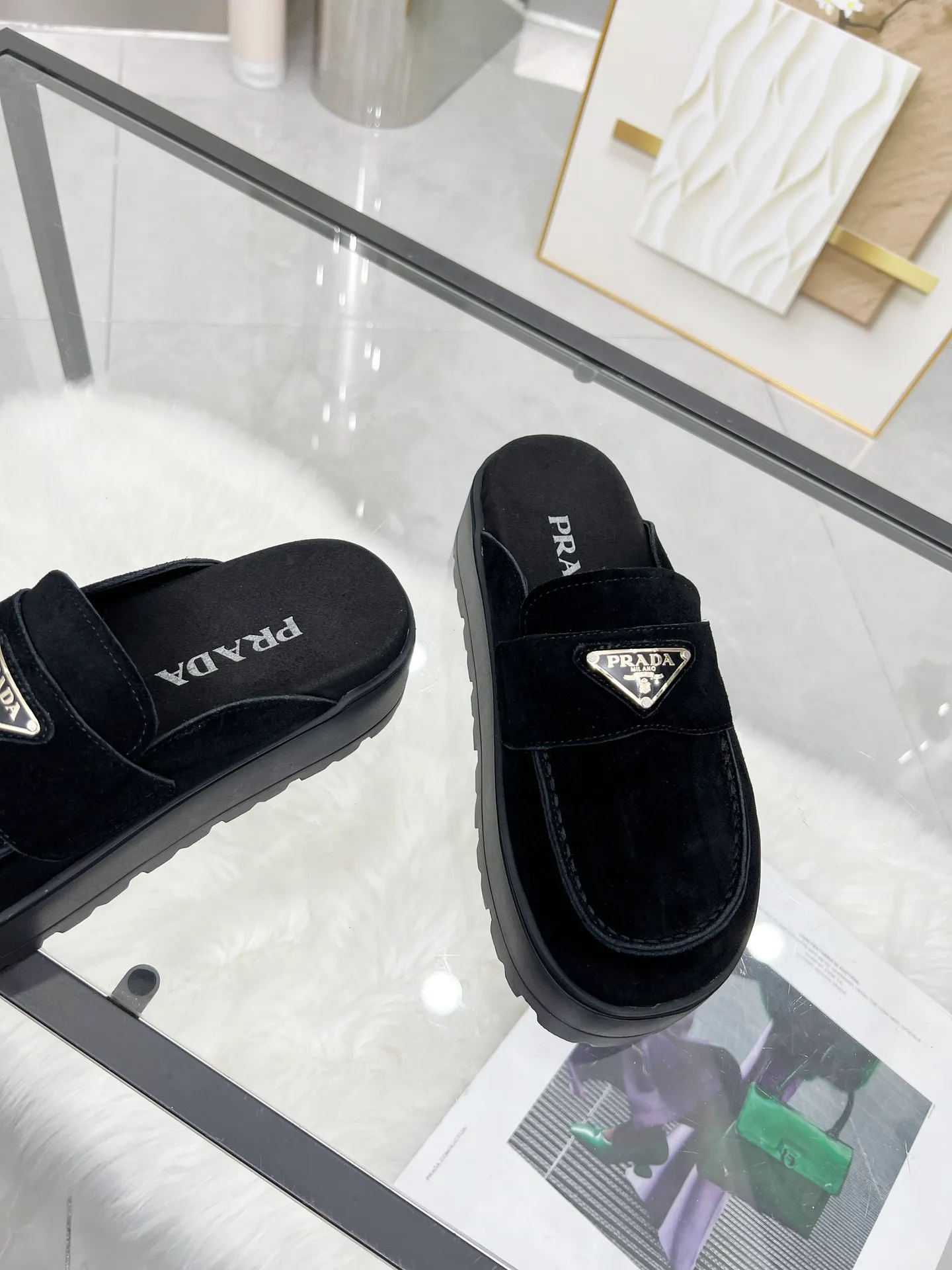 👟👟Ex-factory price 520👟👟 🌸Prada 2025 spring and summer new slippers 💫Velcro sandals The latest catwalk style, classic upgrades, both comfort and fashion. Each color combination looks good, and the design matches different style needs ✅Upper: original customized cowhide ✅Inner: original customized sheepskin lining, cowhide feet ✅Outsole: original molded anti-slip outsole ✅Number of codes: 35-40 (41 customized, non-refundable and non-exchangeable)